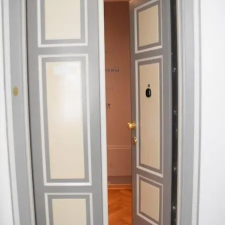 Lägenhetshotell Montanelli 3*